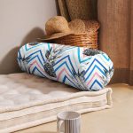 - RealHomes Özel Tasarımlı Dijital Baskılı İç Dolgulu Fermuarlı Silindir Yastık - Realhomes  Zikzak Zeminde Ananaslar Dekoratif İç Dolgulu Yumuşak Silindir Form Yastık Kırlent Realhomes