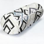 Gri Siyah Labirent Çizimli Modern Dijital Baskılı İç Dolgulu Fermuarlı Çok Amaçlı Silindir Yastık Kırlent Realhomes