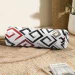 - RealHomes Özel Tasarımlı Dijital Baskılı İç Dolgulu Fermuarlı Silindir Yastık - Realhomes Labirent Çizimli Modern Dijital Baskılı İç Dolgulu - Fermuarlı Süet Berjer Silindir Yastık Kırlent Realhomes