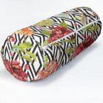 - RealHomes Özel Tasarımlı Dijital Baskılı İç Dolgulu Fermuarlı Silindir Yastık - Realhomes Zikzak Elmas Desenli Zambak Motifli Dekoratif İç Dolgulu - Fermuarlı Süet Silindir Rulo Yastık Kırlent Realhomes