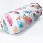 Realhomes Renkli Kuş Tüyleri Çizimli Dijital Baskılı Modern İç Dolgulu Yumuşak Silindir Form Yastık Kırlent Realhomes