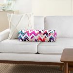 - RealHomes Özel Tasarımlı Dijital Baskılı İç Dolgulu Fermuarlı Silindir Yastık - Realhomes Realhomes Nilüfer Temalı Zikzak Desenli Dijital Baskılı Modern İç Dolgulu - Fermuarlı Süet Silindir Daire Yastık Kırlent Realhomes