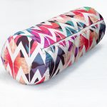 - RealHomes Özel Tasarımlı Dijital Baskılı İç Dolgulu Fermuarlı Silindir Yastık - Realhomes Realhomes Nilüfer Temalı Zikzak Desenli Dijital Baskılı Modern İç Dolgulu - Fermuarlı Süet Silindir Daire Yastık Kırlent Realhomes