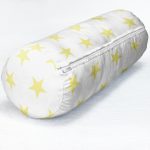 - RealHomes Özel Tasarımlı Dijital Baskılı İç Dolgulu Fermuarlı Silindir Yastık - Realhomes Sarı Yıldız Dekoratif İç Dolgulu - Fermuarlı Süet Silindir Rulo Yastık Kırlent Realhomes