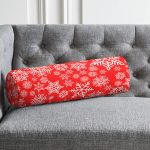 - RealHomes Özel Tasarımlı Dijital Baskılı İç Dolgulu Fermuarlı Silindir Yastık - Realhomes Kırmızı Zeminde Kar Tanesi Desenli Özel Tasarımlı Dijital Baskılı Modern İç Dolgulu Yumuşak Silindir Form Yastık Kırlent Realhomes