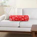 - RealHomes Özel Tasarımlı Dijital Baskılı İç Dolgulu Fermuarlı Silindir Yastık - Realhomes Kırmızı Zeminde Kar Tanesi Desenli Özel Tasarımlı Dijital Baskılı Modern İç Dolgulu Yumuşak Silindir Form Yastık Kırlent Realhomes