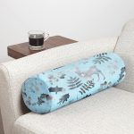 - RealHomes Özel Tasarımlı Dijital Baskılı İç Dolgulu Fermuarlı Silindir Yastık - Realhomes  Mavi Zeminli Geyik ve Yaprak Desenli Dekoratif İç Dolgulu Yumuşak Silindir Form Yastık Kırlent Realhomes