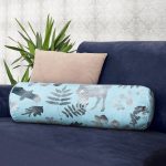 - RealHomes Özel Tasarımlı Dijital Baskılı İç Dolgulu Fermuarlı Silindir Yastık - Realhomes  Mavi Zeminli Geyik ve Yaprak Desenli Dekoratif İç Dolgulu Yumuşak Silindir Form Yastık Kırlent Realhomes