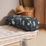 - RealHomes Özel Tasarımlı Dijital Baskılı İç Dolgulu Fermuarlı Silindir Yastık - Realhomes Siyah Zeminde Geyik ve Yaprak Desenli İç Dolgulu - Fermuarlı Süet Silindir Daire Yastık Kırlent Realhomes