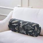- RealHomes Özel Tasarımlı Dijital Baskılı İç Dolgulu Fermuarlı Silindir Yastık - Realhomes Siyah Zeminde Geyik ve Yaprak Desenli İç Dolgulu - Fermuarlı Süet Silindir Daire Yastık Kırlent Realhomes