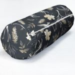 - RealHomes Özel Tasarımlı Dijital Baskılı İç Dolgulu Fermuarlı Silindir Yastık - Realhomes Siyah Zeminde Geyik ve Yaprak Desenli İç Dolgulu - Fermuarlı Süet Silindir Daire Yastık Kırlent Realhomes