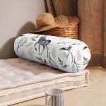 - RealHomes Özel Tasarımlı Dijital Baskılı İç Dolgulu Fermuarlı Silindir Yastık - Realhomes Ekru Zeminli Geyik ve Yaprak Motifler Dijital Baskılı İç Dolgulu - Fermuarlı Süet Silindir Daire Yastık Kırlent Realhomes