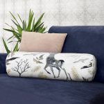 - RealHomes Özel Tasarımlı Dijital Baskılı İç Dolgulu Fermuarlı Silindir Yastık - Realhomes Ekru Zeminli Geyik ve Yaprak Motifler Dijital Baskılı İç Dolgulu - Fermuarlı Süet Silindir Daire Yastık Kırlent Realhomes