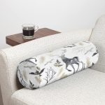 - RealHomes Özel Tasarımlı Dijital Baskılı İç Dolgulu Fermuarlı Silindir Yastık - Realhomes Ekru Zeminli Geyik ve Yaprak Motifler Dijital Baskılı İç Dolgulu - Fermuarlı Süet Silindir Daire Yastık Kırlent Realhomes