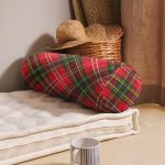 - RealHomes Özel Tasarımlı Dijital Baskılı İç Dolgulu Fermuarlı Silindir Yastık - Realhomes Kırmızı Zeminde Siyah Ekose Desenli Dekoratif İç Dolgulu Yumuşak Silindir Form Yastık Kırlent Realhomes