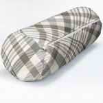 - RealHomes Özel Tasarımlı Dijital Baskılı İç Dolgulu Fermuarlı Silindir Yastık - Realhomes Realhomes Gri Krem Ekose Desenli Dijital Baskılı Modern İç Dolgulu - Fermuarlı Süet Berjer Silindir Yastık Kırlent Realhomes