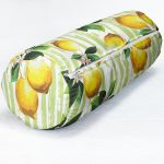 - RealHomes Özel Tasarımlı Dijital Baskılı İç Dolgulu Fermuarlı Silindir Yastık - Realhomes Yeşil Zeminli 3 Boyutlu Limon Desenli Dijital Baskılı İç Dolgulu Süet Silindir Yastık Kırlent - Bel Yastığı Realhomes