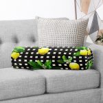 - RealHomes Özel Tasarımlı Dijital Baskılı İç Dolgulu Fermuarlı Silindir Yastık - Realhomes Siyah Zeminde Ekose Desenli Limon Dijital Baskılı Dekoratif İç Dolgulu - Fermuarlı Süet Silindir Rulo Yastık Kırlent Realhomes