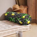 - RealHomes Özel Tasarımlı Dijital Baskılı İç Dolgulu Fermuarlı Silindir Yastık - Realhomes Siyah Zeminde Ekose Desenli Limon Dijital Baskılı Dekoratif İç Dolgulu - Fermuarlı Süet Silindir Rulo Yastık Kırlent Realhomes