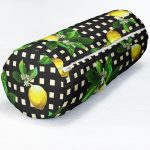- RealHomes Özel Tasarımlı Dijital Baskılı İç Dolgulu Fermuarlı Silindir Yastık - Realhomes Siyah Zeminde Ekose Desenli Limon Dijital Baskılı Dekoratif İç Dolgulu - Fermuarlı Süet Silindir Rulo Yastık Kırlent Realhomes