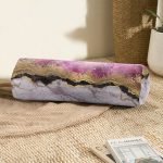 - RealHomes Özel Tasarımlı Dijital Baskılı İç Dolgulu Fermuarlı Silindir Yastık - Realhomes  Mürdüm Beyaz Altın Desenli Modern İç Dolgulu - Fermuarlı Süet Silindir Daire Yastık Kırlent Realhomes