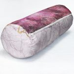 - RealHomes Özel Tasarımlı Dijital Baskılı İç Dolgulu Fermuarlı Silindir Yastık - Realhomes  Mürdüm Beyaz Altın Desenli Modern İç Dolgulu - Fermuarlı Süet Silindir Daire Yastık Kırlent Realhomes