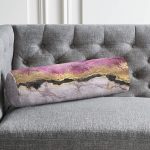 - RealHomes Özel Tasarımlı Dijital Baskılı İç Dolgulu Fermuarlı Silindir Yastık - Realhomes  Mürdüm Beyaz Altın Desenli Modern İç Dolgulu - Fermuarlı Süet Silindir Daire Yastık Kırlent Realhomes