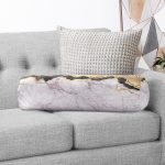 - RealHomes Özel Tasarımlı Dijital Baskılı İç Dolgulu Fermuarlı Silindir Yastık - Realhomes  Mürdüm Beyaz Altın Desenli Modern İç Dolgulu - Fermuarlı Süet Silindir Daire Yastık Kırlent Realhomes