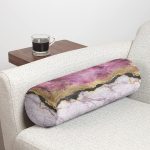 - RealHomes Özel Tasarımlı Dijital Baskılı İç Dolgulu Fermuarlı Silindir Yastık - Realhomes  Mürdüm Beyaz Altın Desenli Modern İç Dolgulu - Fermuarlı Süet Silindir Daire Yastık Kırlent Realhomes