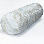 - RealHomes Özel Tasarımlı Dijital Baskılı İç Dolgulu Fermuarlı Silindir Yastık - Realhomes Altın Çizgili Mavi Zeminli Dijital Baskılı İç Dolgulu - Fermuarlı Süet Silindir Daire Yastık Kırlent Realhomes