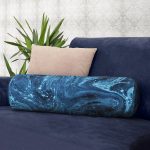 - RealHomes Özel Tasarımlı Dijital Baskılı İç Dolgulu Fermuarlı Silindir Yastık - Realhomes Mavi Ebru Motifleri Dijital Baskılı İç Dolgulu Süet Silindir Yastık Kırlent - Bel Yastığı Realhomes