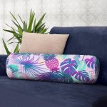 - RealHomes Özel Tasarımlı Dijital Baskılı İç Dolgulu Fermuarlı Silindir Yastık - Realhomes Mavi Zeminde Tropikal Objeler Modern İç Dolgulu Yumuşak Silindir Form Yastık Kırlent Realhomes