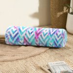 - RealHomes Özel Tasarımlı Dijital Baskılı İç Dolgulu Fermuarlı Silindir Yastık - Realhomes  Geometrik Zeminde Tüy Desenli Modern İç Dolgulu Süet Silindir Yastık Kırlent - Bel Yastığı Realhomes