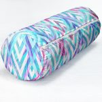 - RealHomes Özel Tasarımlı Dijital Baskılı İç Dolgulu Fermuarlı Silindir Yastık - Realhomes  Geometrik Zeminde Tüy Desenli Modern İç Dolgulu Süet Silindir Yastık Kırlent - Bel Yastığı Realhomes