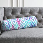 - RealHomes Özel Tasarımlı Dijital Baskılı İç Dolgulu Fermuarlı Silindir Yastık - Realhomes  Geometrik Zeminde Tüy Desenli Modern İç Dolgulu Süet Silindir Yastık Kırlent - Bel Yastığı Realhomes