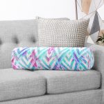 - RealHomes Özel Tasarımlı Dijital Baskılı İç Dolgulu Fermuarlı Silindir Yastık - Realhomes  Geometrik Zeminde Tüy Desenli Modern İç Dolgulu Süet Silindir Yastık Kırlent - Bel Yastığı Realhomes