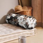 Siyah Zeminde 3D Çiçekler Temalı Modern İç Dolgulu Süet Silindir Yastık Kırlent - Bel Yastığı Realhomes