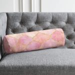- RealHomes Özel Tasarımlı Dijital Baskılı İç Dolgulu Fermuarlı Silindir Yastık - Realhomes Pudra Zeminli Ogea Desenli Özel Tasarım Modern İç Dolgulu Süet Silindir Yastık Kırlent - Bel Yastığı Realhomes