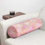 - RealHomes Özel Tasarımlı Dijital Baskılı İç Dolgulu Fermuarlı Silindir Yastık - Realhomes Pudra Zeminli Ogea Desenli Özel Tasarım Modern İç Dolgulu Süet Silindir Yastık Kırlent - Bel Yastığı Realhomes