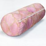 - RealHomes Özel Tasarımlı Dijital Baskılı İç Dolgulu Fermuarlı Silindir Yastık - Realhomes Pudra Zeminli Ogea Desenli Özel Tasarım Modern İç Dolgulu Süet Silindir Yastık Kırlent - Bel Yastığı Realhomes