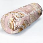 - RealHomes Özel Tasarımlı Dijital Baskılı İç Dolgulu Fermuarlı Silindir Yastık - Realhomes Pembe Zeminde Deniz Kabukları Modern İç Dolgulu - Fermuarlı Süet Silindir Yuvarlak Yastık Kırlent Realhomes