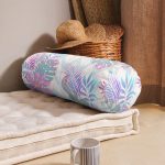 - RealHomes Özel Tasarımlı Dijital Baskılı İç Dolgulu Fermuarlı Silindir Yastık - Realhomes Pudra Zeminli Geometrik Palmiye Yaprakları Modern İç Dolgulu - Fermuarlı Süet Silindir Yuvarlak Yastık Kırlent Realhomes