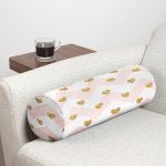 - RealHomes Özel Tasarımlı Dijital Baskılı İç Dolgulu Fermuarlı Silindir Yastık - Realhomes  Realhomes Pembe Zikzak Desenli Altın Detaylı Modern İç Dolgulu - Fermuarlı Süet Berjer Silindir Yastık Kırlent Realhomes