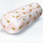 - RealHomes Özel Tasarımlı Dijital Baskılı İç Dolgulu Fermuarlı Silindir Yastık - Realhomes  Realhomes Pembe Zikzak Desenli Altın Detaylı Modern İç Dolgulu - Fermuarlı Süet Berjer Silindir Yastık Kırlent Realhomes