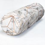 - RealHomes Özel Tasarımlı Dijital Baskılı İç Dolgulu Fermuarlı Silindir Yastık - Realhomes Mermer Zeminde Altın Geometrik Şekiller Özel Tasarımlı İç Dolgulu - Fermuarlı Süet Berjer Silindir Yastık Kırlent Realhomes