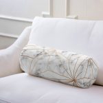 - RealHomes Özel Tasarımlı Dijital Baskılı İç Dolgulu Fermuarlı Silindir Yastık - Realhomes Mermer Zeminde Altın Geometrik Şekiller Özel Tasarımlı İç Dolgulu - Fermuarlı Süet Berjer Silindir Yastık Kırlent Realhomes