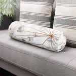 - RealHomes Özel Tasarımlı Dijital Baskılı İç Dolgulu Fermuarlı Silindir Yastık - Realhomes Mermer Zeminde Altın Geometrik Şekiller Özel Tasarımlı İç Dolgulu - Fermuarlı Süet Berjer Silindir Yastık Kırlent Realhomes