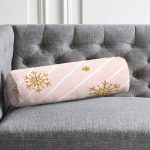 Realhomes Pembe Zeminde Kar tanesi Detaylı Özel Tasarım Modern İç Dolgulu - Fermuarlı Süet Silindir Rulo Yastık Kırlent Realhomes