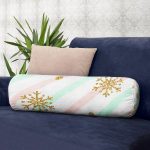 - RealHomes Özel Tasarımlı Dijital Baskılı İç Dolgulu Fermuarlı Silindir Yastık - Realhomes Realhomes Pembe Mavi Zeminde Kar Tanesi Detaylı Modern İç Dolgulu Fermuarlı Çok Amaçlı Silindir Yastık Kırlent Realhomes