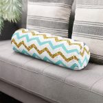 - RealHomes Özel Tasarımlı Dijital Baskılı İç Dolgulu Fermuarlı Silindir Yastık - Realhomes Realhomes Mavi Gri Gold Zikzak Desenli Özel Tasarımlı Modern İç Dolgulu Fermuarlı Çok Amaçlı Silindir Yastık Kırlent Realhomes